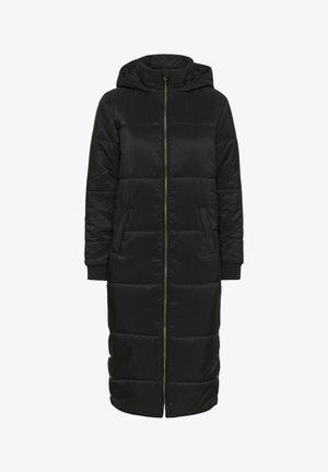 Ilgas juodas pūkinis paltas su kapišonu, turintis priekinį užtrauktuką, šonines kišenes ir megztus rankogalius. Lygi, blizganti medžiaga su siuvinėtomis sekcijomis.