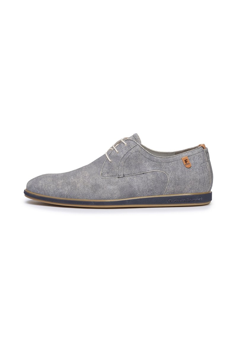 Scarpa di tela grigia con una texture liscia, punta rotonda e lacci chiari. Presenta un'accoppiatura color tan vicino al tallone e una suola in gomma blu.