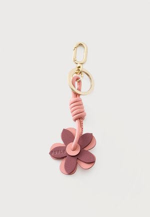 Portachiavi a forma di fiore in pelle rosa e malva con anello e moschettone in metallo dorato, con un anello di pelle attorcigliata sopra il fiore.