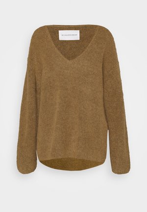 Brauner gestrickter Pullover mit V-Ausschnitt, langen Ärmeln und einem leicht abgerundeten Saum. Weiche Textur mit einem gemütlichen Aussehen. Markenlabel am Ausschnitt sichtbar.