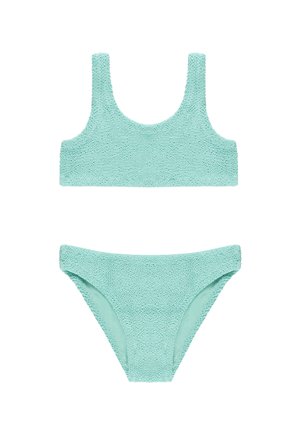 Conjunto de bikini de tela texturizada azul claro con top de escote redondo y braguita de corte alto, mostrado sobre fondo blanco.