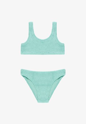 Zestaw bikini z jasnoniebieskiej, teksturowanej tkaniny, z bluzką z okrągłym dekoltem i majtkami z wysokim wycięciem, prezentowany na białym tle.