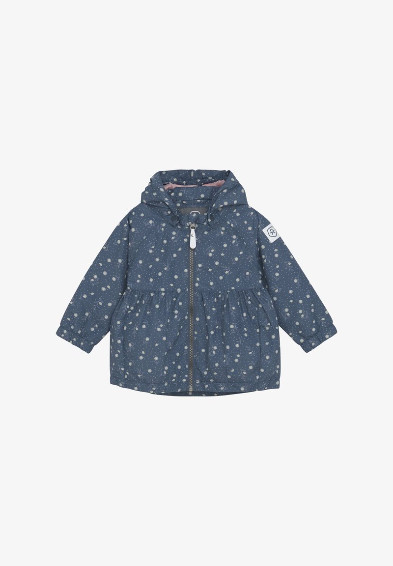 Blå jacka med samlad midja, huva och framdragkedja. Har ett vitt blommönster och ett logotyp-märke på vänster ärm.