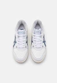 Baskets blanches en cuir avec accents bleus, bout rond, détails perforés et lacets plats. Logo de la marque sur la languette, col rembourré.