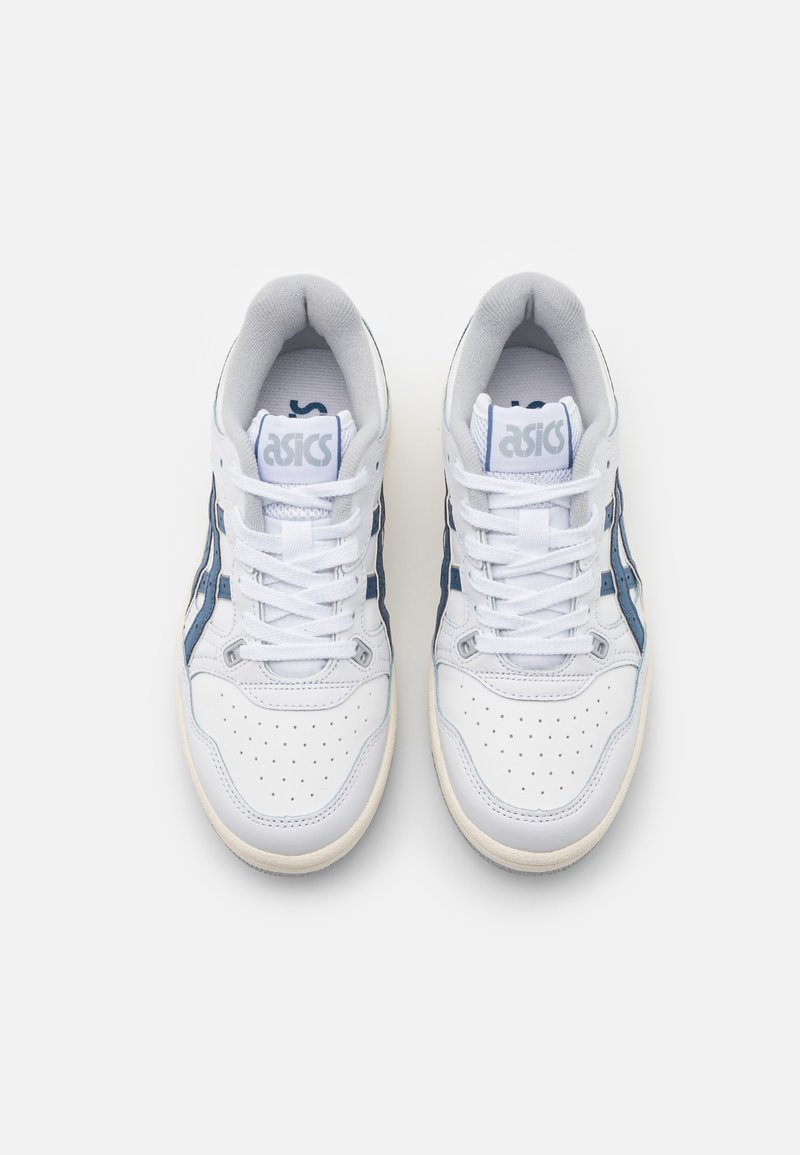 Baskets blanches en cuir avec accents bleus, bout rond, détails perforés et lacets plats. Logo de la marque sur la languette, col rembourré.
