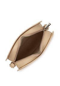 Beige leren handtas met een gladde textuur, ritssluiting en een open interieur met een taupekleurige voering. Rond gevormd met minimaal hardware-accessoires.