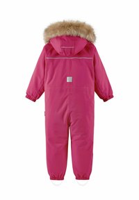 Tuta da neve rosa per bambini con cappuccio foderato in pelliccia, polsini elasticizzati e aperture per caviglie regolabili. Presenta dettagli riflettenti e un'etichetta in tessuto con logo.