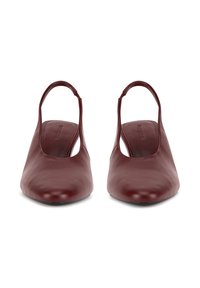 Pantofi slingback din piele bordeaux, cu un design cu vârful deschis, având o textură netedă și un stil minimal.