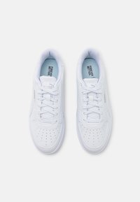 Baskets blanches de sport avec des détails perforés, des lacets plats, un col rembourré et une semelle intérieure bleu clair. Présentent un logo discret de la marque sur le côté.