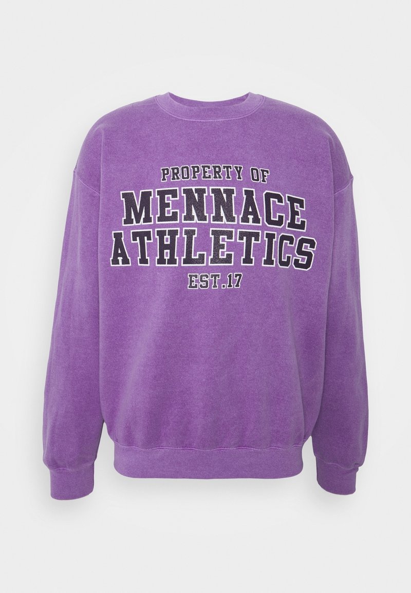 Violetti collegepaita, jossa musta-valkoinen teksti "PROPERTY OF MENNACE ATHLETICS EST.17" edessä, pitkät hihat sekä resorit hihoissa ja helmassa.