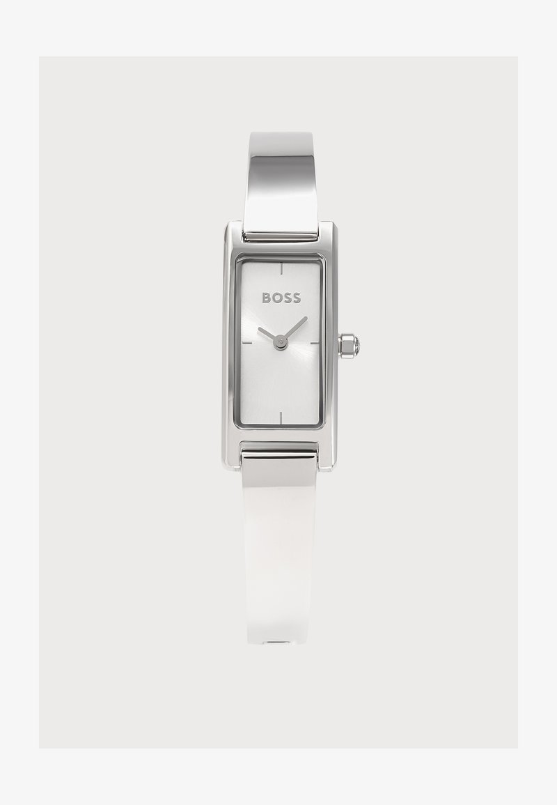 Montre-bracelet rectangulaire argentée avec cadran blanc, marqueurs d'heure minimalistes, deux aiguilles et logo "BOSS" sur le cadran, attachée à un bracelet en métal.