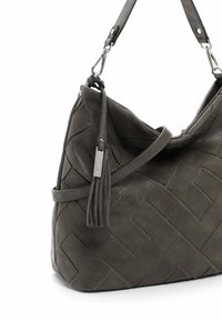 Borsa a tracolla in pelle grigia con un motivo geometrico testurizzato, dotata di un lungo dettaglio a nappe e di una tracolla regolabile.