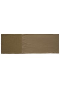 Bufanda rectangular marrón con un extremo de textura suave de forro polar y el otro de tela lisa, extendida sobre un fondo blanco.