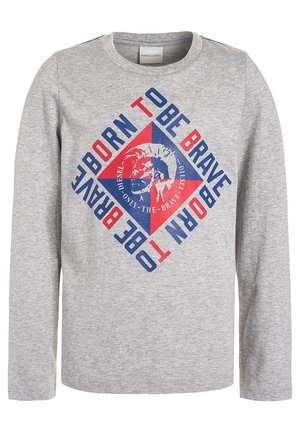 Grijs shirt met lange mouwen van een zachte stof, met een rood-blauw ruitpatroon en de tekst "BORN TO BE BRAVE" en een geïllustreerd gezicht.