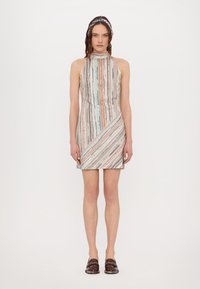 Vestido sem mangas listrado com um decote alto, apresentando padrões verticais e diagonais em cores pastel, tecido texturizado e uma silhueta justa.