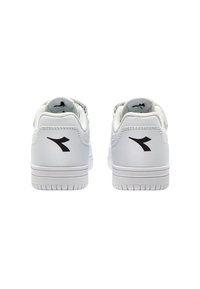 Paia di sneaker bianchi con loghi neri sui talloni, mostrati da dietro su uno sfondo bianco.