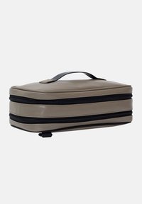 Harmaa suorakulmainen kotelo, jossa on kaksi vetoketjullista osastoa, musta kahva ja sileä, kiiltävä pinta. Sopii säilytykseen ja järjestämiseen.