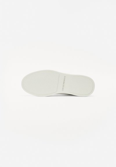 Hvit sneakersåle med teksturerte grep mønstre; har merkevaren "Emporio Armani" preget på hælområdet. Glatt, flat design.