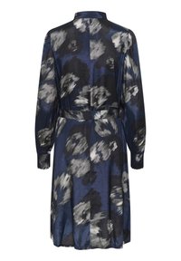 Langemouwenjurk in donkerblauw met een bloemenpatroon in grijs en wit. Soepele stof met een aangesloten taille en geplooide rok.