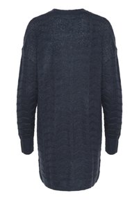 Maglione lungo di maglia blu scuro con un motivo testurizzato, caratterizzato da spalle scese e polsini a coste. L'orlo arriva a metà coscia.