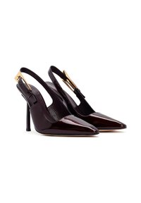 Zapatos de tacón slingback de charol burdeos con punta afilada, acento dorado en el tacón y un diseño de stiletto delgado.