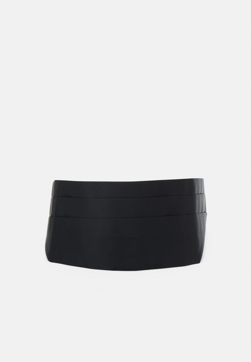 Crni strukovni remen s glatkom, teksturiranom završnom obradom, s tri horizontalne nabora za strukturirani izgled. Nema vidljivih dijelova ili zatvarača.