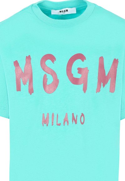 Turquoise katoenen T-shirt met roze, penseelstreek-achtige tekst "MSGM" en "MILANO" gecentreerd op de voorkant. Ronde hals, korte mouwen.