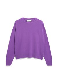 Lila langärmliger Strickpullover mit geripptem Kragen, Bündchen und Saum, flach ausgelegt mit sichtbarem Markenschild im Kragen.