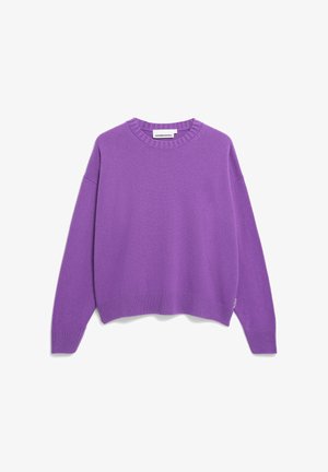 Paarse gebreide trui met lange mouwen en geribde kraag, manchetten en onderrand, plat tentoongesteld met het merklabel zichtbaar binnenin de kraag.