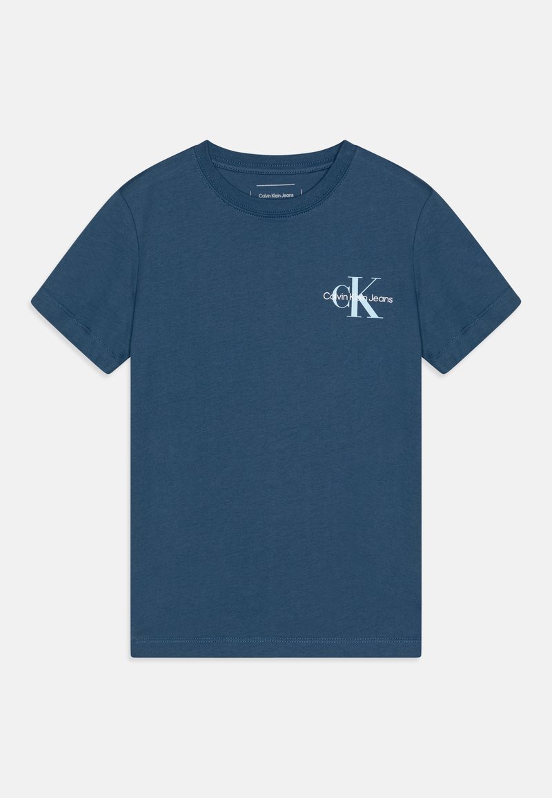 Tums tumši zila kokvilnas T-kreklu ar īsām piedurknēm un apaļu kakla izgriezumu. Uz krūtīm ir balts Calvin Klein Jeans logo. Vienkāršs dizains.