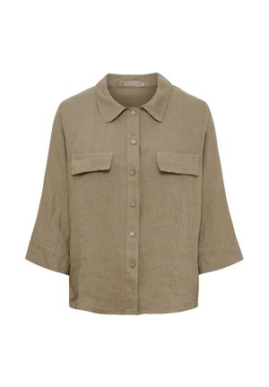 Beige skjorte med knapper og brede trekvartærmer, to brystlommer med klapper og en klassisk krave.