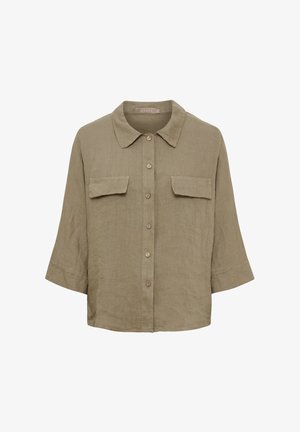 Beige skjorte med knapper og brede trekvartærmer, to brystlommer med klapper og en klassisk krave.