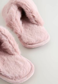 Roze bonte pantoffels met open teenontwerp, gemaakt van een zachte textuur en stevige zool. Bekleed met pluizig, zacht materiaal aan de bovenkant.