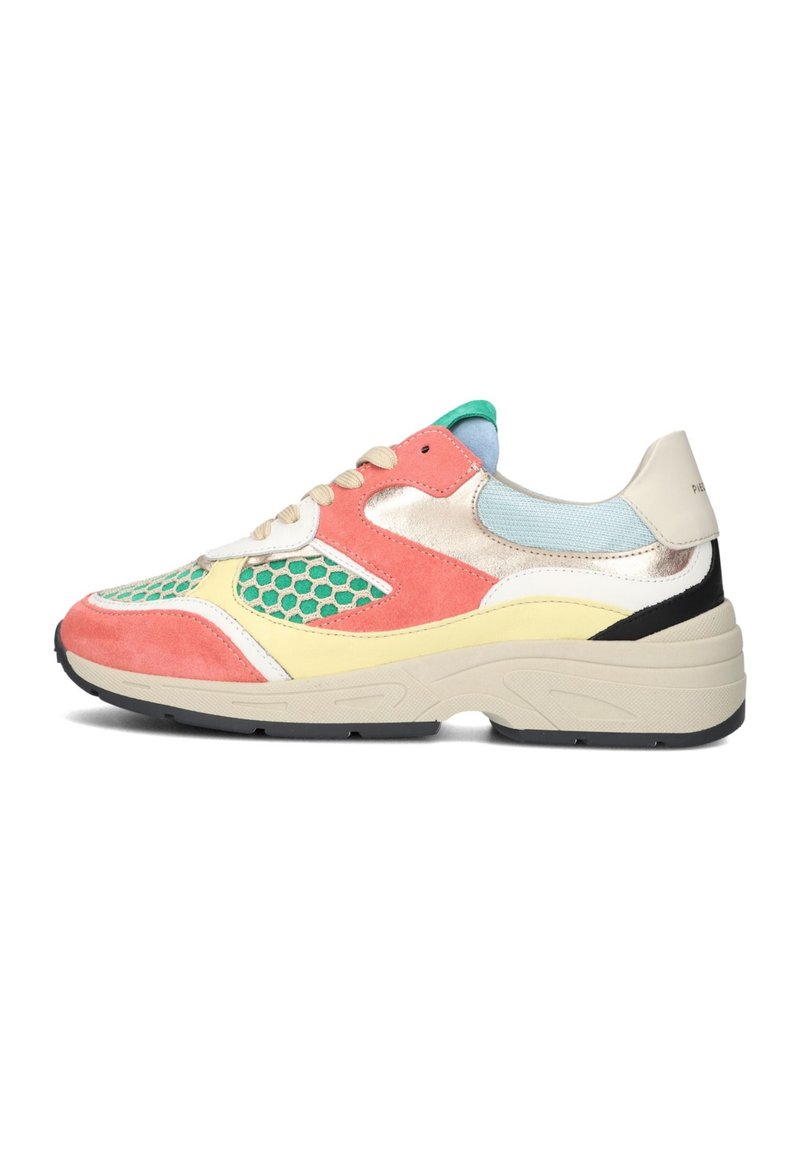 Multikleurige sneaker met roze, groene en gele suede, gaasaccenten, een metallic afwerking en een zwart en crème rubberen zool.
