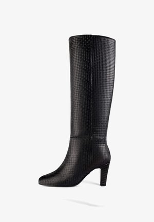 Fekete, térd fölé érő csizma, amely texturált bőrből készült, rácsos mintával, hegyes orral és magas stiletto sarokkal. Sima felület, áramvonalas sziluett.