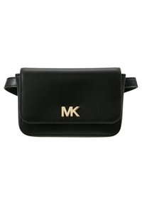Bolso cruzado de cuero negro con cierre de solapa, logo dorado de "MK" y correa desmontable. Textura suave y forma rectangular.