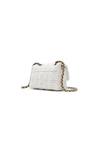 Borsa di tessuto bianco trapuntato con tracolla in catena dorata, caratterizzata da una forma rettangolare e una superficie testurizzata. Nessun dettaglio hardware visibile.