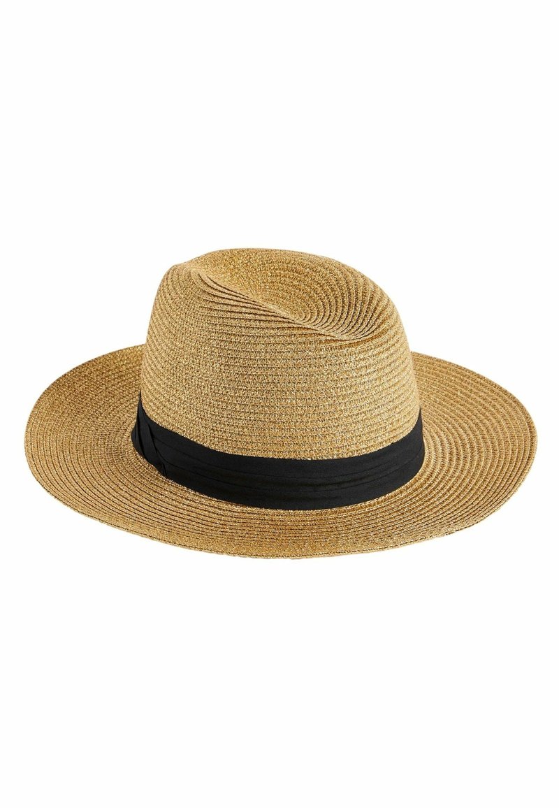 Chapeau fedora en paille tressée marron clair avec un ruban en tissu noir autour de la base et une calotte légèrement indentée.