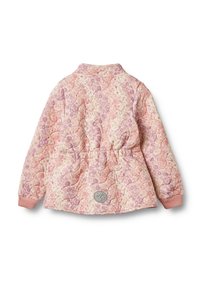 Veste rose matelassée avec un motif floral, présentant des poignets côtelés et une taille cintrée. Inclut un écusson rond en bas du dos.
