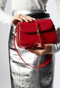 Victoria Hyde FLOWERS - Borsa a tracolla - rot