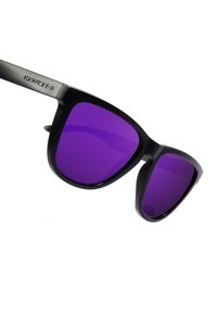 Ochelari de soare negri cu rame mari pătrate. Lentile violet. Numele brandului "HAWKERS" este gravat pe braț. Finisaj mat uniform.