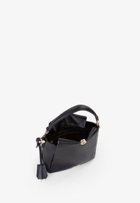 Bolso de mano de cuero negro con una forma estructurada, que cuenta con un asa superior y herrajes en tono dorado. El interior muestra múltiples compartimentos.