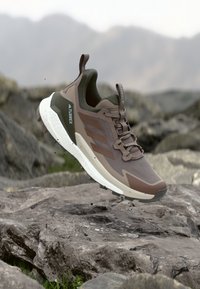 Valitud, trace brown/earth strata/chalky brown