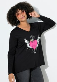 Schwarzes langärmliges V-Ausschnitt-T-Shirt mit einem grafischen Design eines pinken Herzens und Flügeln. Aus weichem Material gefertigt; lockere Passform mit seitlichen Schlitzen für mehr Komfort.