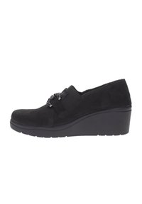 Scarpa slip-on in camoscio nero con suola a zeppa, caratterizzata da un accento decorativo a catena e inserto elastico per una facile indossabilità. Texture liscia su tutta la superficie.