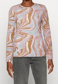 Långärmad topp i mjukt material med ett marmoreringmönster av rosa, brun och ljusblåa virvlar; rund halsringning och figurnära silhuett.