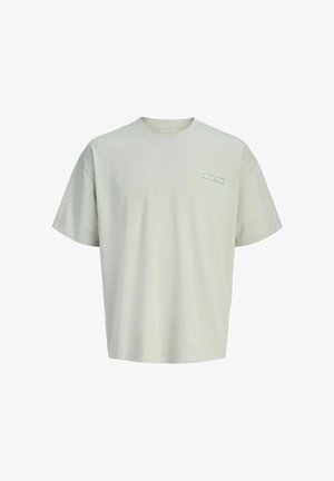Jasnoszary t-shirt z krótkim rękawem i okrągłym dekoltem, z małym białym graficznym tekstem po lewej stronie klatki piersiowej, wyświetlany na białym tle.