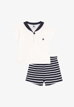 Weißes Kurzarmoberteil mit einem marineblauen Kragen und Knopfdetails, kombiniert mit marineblauen und weißen gestreiften Shorts. Aus Baumwollstoff, lässiges Design.