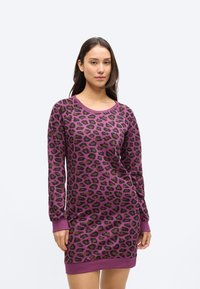Obleka z leopardjim potiskom z dolgimi rokavi, vijolično osnovno barvo, črnimi in rjavimi lisami, okroglim izrezom in rebrastimi manšetami ter spodnjim robom.