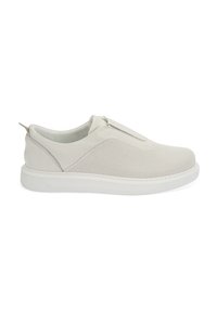 Slipschuhe aus hellbeigem, perforiertem Material mit einer weißen Gummisohle. Verfügt über einen dezenten Reißverschlussakzent im oberen Bereich.